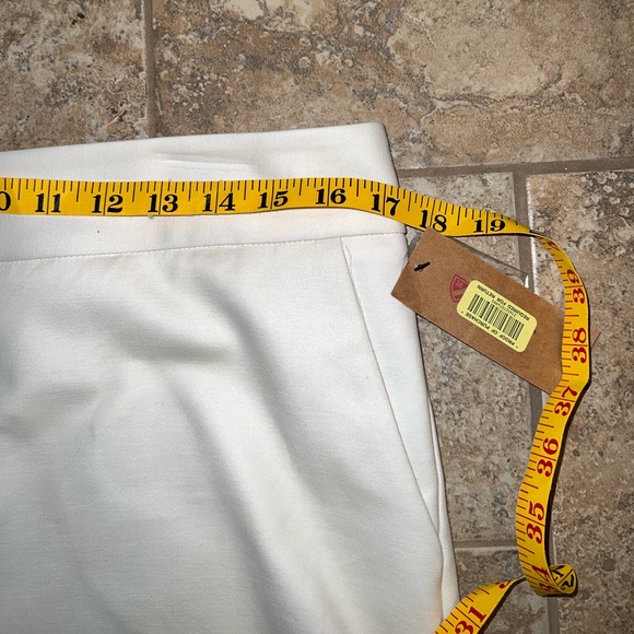 Cremieux cream colored shorts - Picture 5 of 9